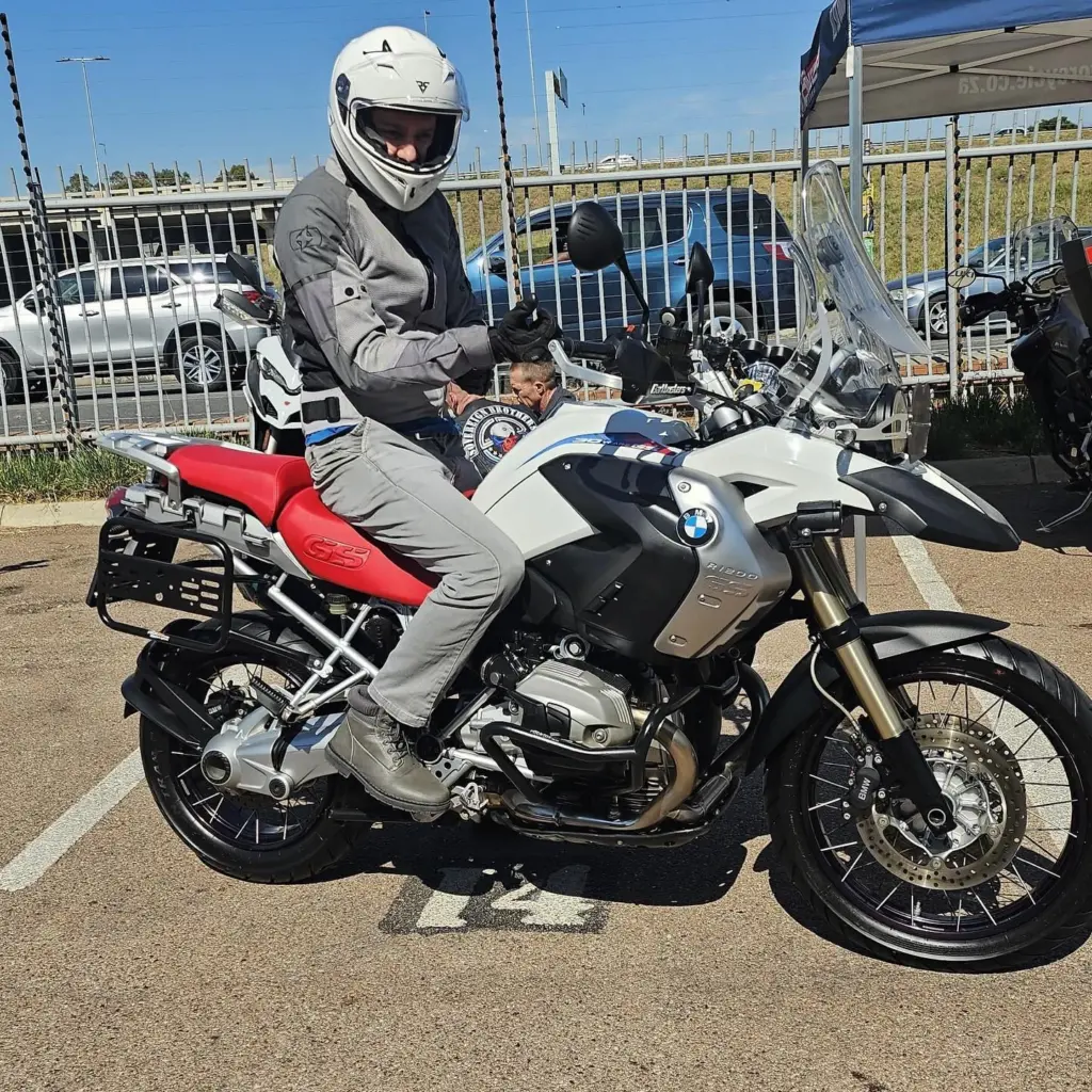 Photo by Jean Claude Murphy: Starting to miss the saddle.
