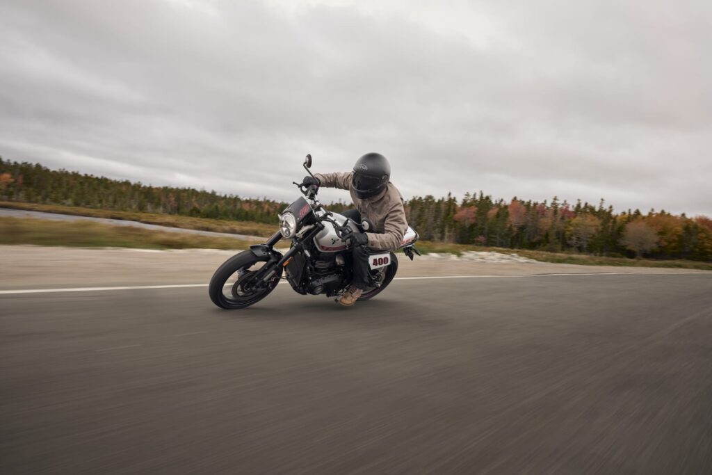 Triumph Tracker 400 leaning through a corner